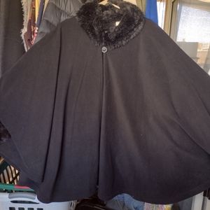 Black poncho with plush on the neck and sleeves